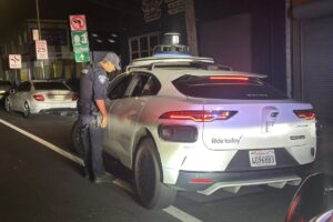 Giró en U en California, la policía lo detuvo y se sorprendió al descubrir que no tenía conductor: así evitó la multa imagen-2