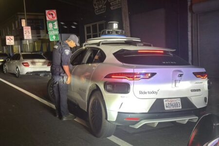 Giró en U en California, la policía lo detuvo y se sorprendió al descubrir que no tenía conductor: así evitó la multa imagen-24