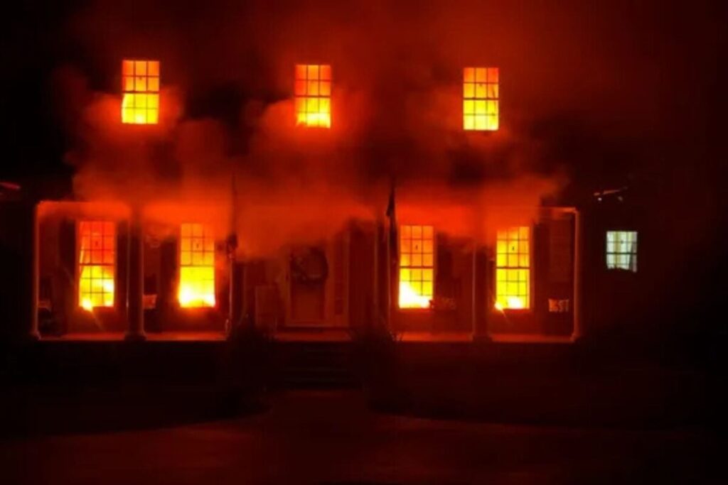 Decoró su casa en Carolina del Sur para celebrar Halloween, pero sus vecinos llamaron al 911: “Por favor, no lo hagan” imagen-4