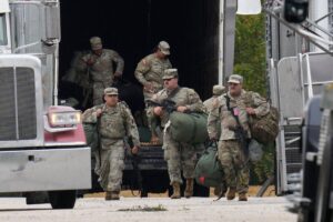 Tras enviar tropas a Chicago, Trump dijo que el alcalde y el gobernador de Illinois deberían “estar en la cárcel” imagen-3