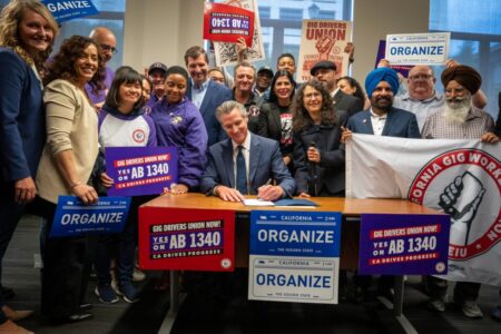Newsom sella una victoria para los conductores de Uber y Lyft: la ley que les permite unirse y negociar imagen-10