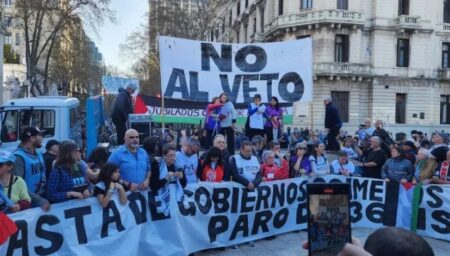 El Gobierno promulgó las leyes de emergencia pediátrica y financiamiento universitario, pero frenó su aplicación imagen-7