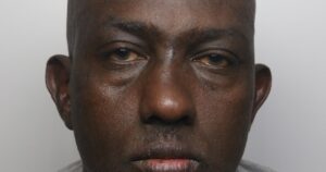 Un crimen sin sentido: en 22 segundos, ingresó a un banco, apuñaló a un hombre y salió «tranquilamente» del lugar Un crimen sin sentido: en 22 segundos, ingresó a un banco, apuñaló a un hombre y salió "tranquilamente" del lugar imagen-3