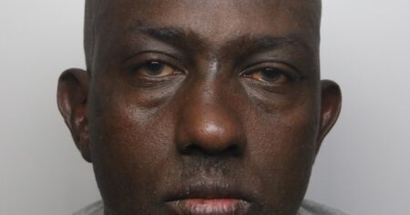 Un crimen sin sentido: en 22 segundos, ingresó a un banco, apuñaló a un hombre y salió «tranquilamente» del lugar Un crimen sin sentido: en 22 segundos, ingresó a un banco, apuñaló a un hombre y salió "tranquilamente" del lugar imagen-7