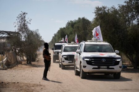 Israel acusa a Hamas de violar el acuerdo de paz con la entrega de solo cuatro rehenes muertos y amenaza con “responder” imagen-24