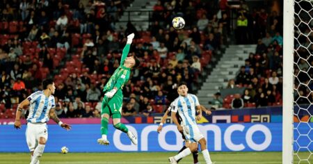 Las dos dos atajadas clave de Barbi: quién es el arquero del Sub 20 imagen-16