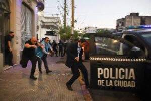 San Lorenzo, en llamas: los hinchas echaron a Marcelo Moretti, que se fue de Boedo en un patrullero imagen-2
