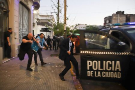 San Lorenzo, en llamas: los hinchas echaron a Marcelo Moretti, que se fue de Boedo en un patrullero imagen-9