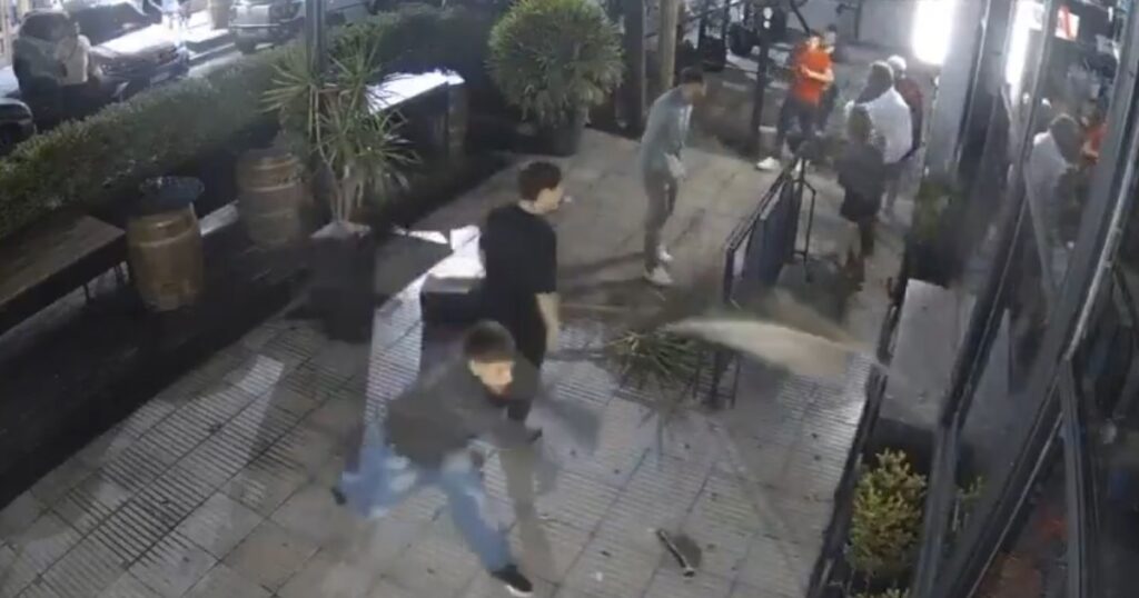 Violenta pelea en un boliche de Lanús: lluvia de piedras, vidrios rotos y acusaciones cruzadas Violenta pelea en un boliche de Lanús: lluvia de piedras, vidrios rotos y acusaciones cruzadas imagen-5
