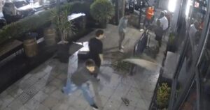 Violenta pelea en un boliche de Lanús: lluvia de piedras, vidrios rotos y acusaciones cruzadas Violenta pelea en un boliche de Lanús: lluvia de piedras, vidrios rotos y acusaciones cruzadas imagen-2