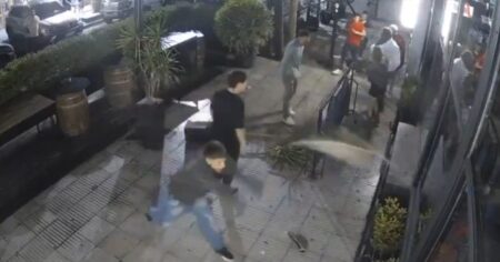 Violenta pelea en un boliche de Lanús: lluvia de piedras, vidrios rotos y acusaciones cruzadas Violenta pelea en un boliche de Lanús: lluvia de piedras, vidrios rotos y acusaciones cruzadas imagen-6