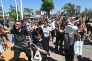 Los videos de los incidentes durante la visita de campaña de Milei a Santa Fe imagen-2