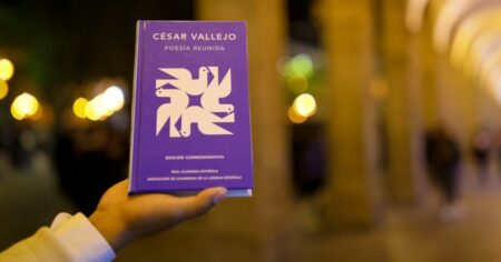 La RAE homenajeó a César Vallejo con una edición conmemorativa de su ‘Poesía completa’ La RAE homenajeó a César Vallejo con una edición conmemorativa de su ‘Poesía completa’ imagen-8