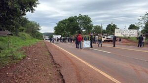 Vecinos de Colonia Delicia cortaron la Ruta 12 en reclamo de servicios básicos y regularización de tierras imagen-1
