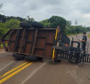 Volcó un tráiler transportado por una camioneta en la Ruta 12 Volcó un tráiler transportado por una camioneta en la Ruta 12 imagen-1