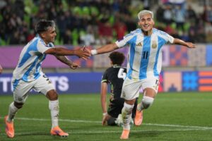 Para Argentina, primero hay que saber sufrir para después golear y clasificarse para los octavos de final imagen-2