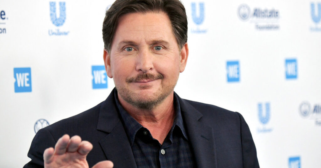 Cómo está hoy Emilio Estévez: el actor de 63 años y hermano de Charlie Sheen alérgico a los escándalos que enamoró en “El Club de los Cinco” imagen-4
