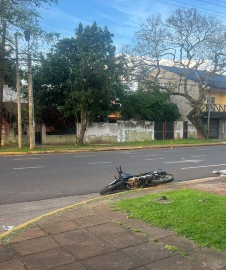 Colisión entre un automóvil y una motocicleta en Posadas dejó un herido imagen-6