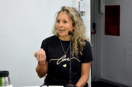 “Nuestro cuerpo refleja todo el estrés acumulado y solo a través del yoga podemos liberar esas tensiones”, advirtió Gabriela del Rosario, instructora de Hatha Yoga imagen-20