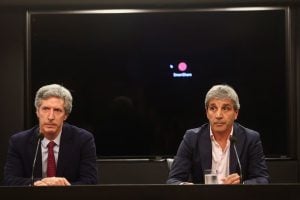 El Gobierno nacional sostiene que preparó varias líneas de defensa para que el dólar no supere el techo de la banda hasta las elecciones legislativas imagen-8