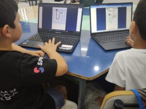 San Vicente: estudiantes de Maker Junior combinan robótica y inglés en jornada práctica de STEM imagen-1