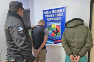 Detuvieron a tres personas por atacar a policías durante un operativo en un local bailable de Puerto Iguazú imagen-2