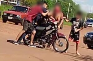 Choque y fuga: Circulaban en una motocicleta robada imagen-3