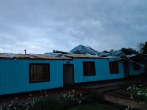 Temporal causó daños en una escuela rural y caída de árboles sobre la Ruta Provincial 211 imagen-1