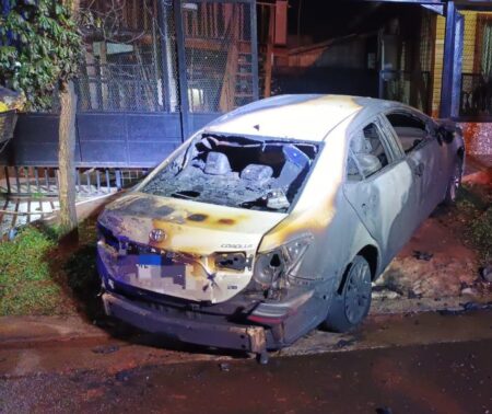 Un vehículo se incendió durante la madrugada en Oberá imagen-14