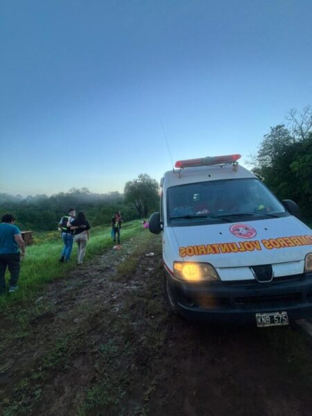 Despiste de colectivo en Garuhapé: 42 pasajeros fueron asistidos y una mujer continúa atrapada imagen-22