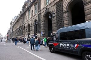 El museo del Louvre cerró tras un “gran robo” en la galería donde se exhiben las antiguas joyas de la Corona francesa imagen-3