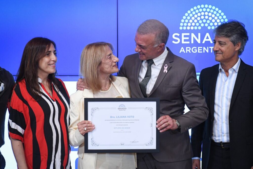 El Senado distinguió a tres referentes de la medicina argentina en una ceremonia organizada por el senador Arce El Senado distinguió a tres referentes de la medicina argentina en una ceremonia organizada por el senador Arce imagen-5