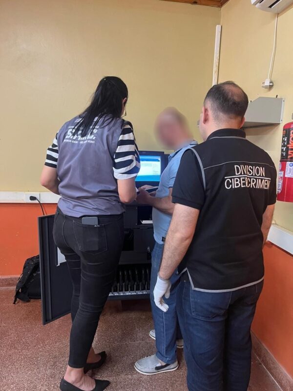 Allanamientos simultáneos en una vivienda y una escuela de Alem: secuestraron equipos informáticos en una investigación por presunto MASI Allanamientos simultáneos en una vivienda y una escuela de Alem: secuestraron equipos informáticos en una investigación por presunto MASI imagen-4