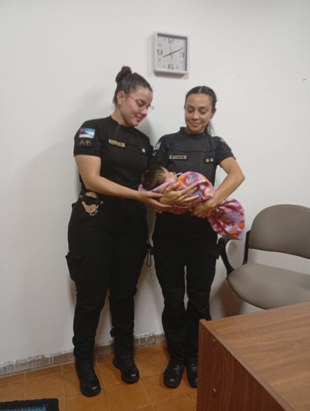 Policías protegieron a una bebé de un mes en situación de vulnerabilidad en Posadas Policías protegieron a una bebé de un mes en situación de vulnerabilidad en Posadas imagen-4