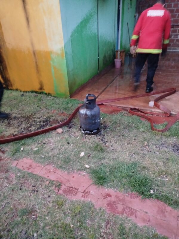 Bomberos sofocaron el incendio de un local comercial en Miguel Lanús Bomberos sofocaron el incendio de un local comercial en Miguel Lanús imagen-5