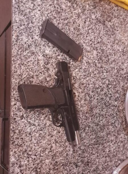 Negociadores de la Policía desactivaron una crisis con un hombre armado, retirado del Ejército, que se atrincheró en la vivienda Negociadores de la Policía desactivaron una crisis con un hombre armado, retirado del Ejército, que se atrincheró en la vivienda imagen-105