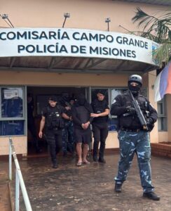 Narco vinculado al Primer Comando Capital fue capturado por la Policía de Misiones y extraditado a Brasil Narco vinculado al Primer Comando Capital fue capturado por la Policía de Misiones y extraditado a Brasil imagen-1