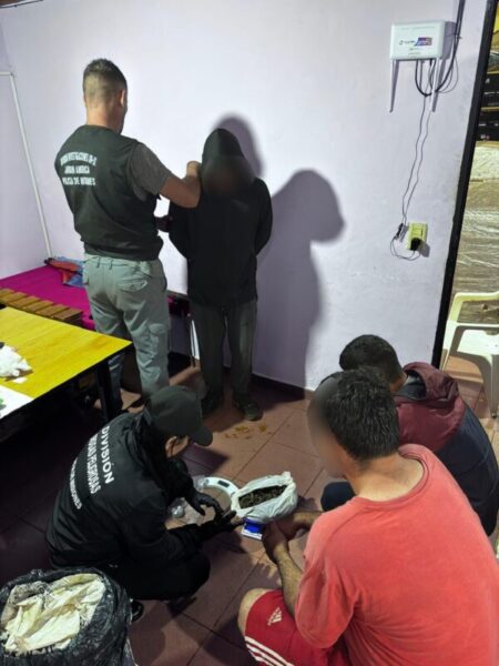 Un motociclista fue detenido con más de siete kilos de cogollos de marihuana en Jardín América Un motociclista fue detenido con más de siete kilos de cogollos de marihuana en Jardín América imagen-5