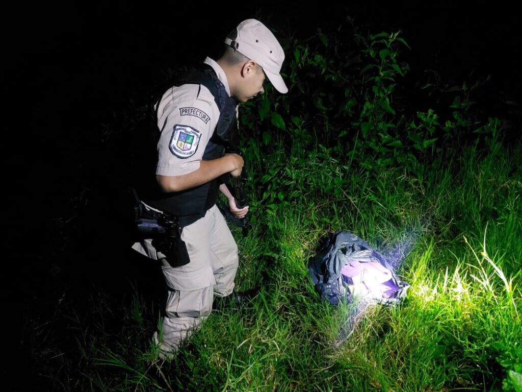 Prefectura secuestró droga valuada en $70 millones, hay dos detenidos Prefectura secuestró droga valuada en $70 millones, hay dos detenidos imagen-5