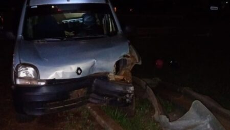 Choque sin heridos en la rotonda de acceso al barrio Del Lago de Candelaria imagen-12