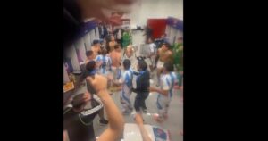 Ya en la final, el festejo de los pibes de Argentina en el vestuario y un palito a Colombia imagen-1