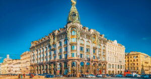 Un edificio icónico, dos guerras y acusaciones de espionaje: la historia detrás de la librería más popular de San Petersburgo imagen-2