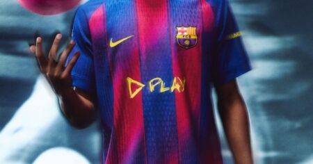 El futbolero Ed Sheeran se mete con su música en la camiseta del Barcelona y hace Play imagen-11