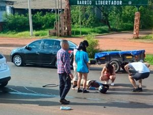 Grave accidente entre una moto y un auto sobre la avenida Quaranta de Posadas dejó 2 personas heridas imagen-7