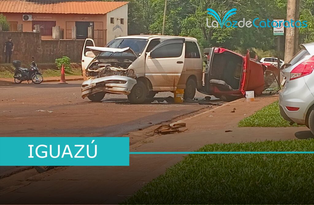 Grave accidente en Iguazú: una combi paraguaya embistió a un auto y lo volcó Grave accidente en Iguazú: una combi paraguaya embistió a un auto y lo volcó imagen-66