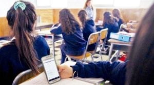 El 54% de los y las estudiantes argentinos de 15 años declaró distraerse con dispositivos digitales en clases y el 46%, distraerse por compañeros que los utilizan imagen-7