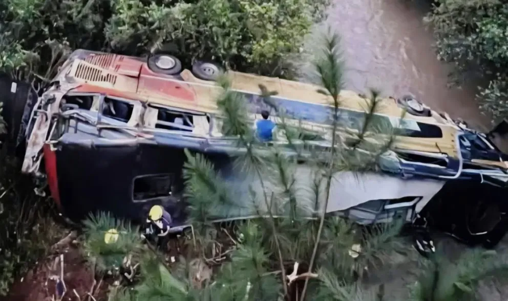 Un colectivo con 50 pasajeros cayó a un arroyo tras chocar con un auto en la Ruta 14 Un colectivo con 50 pasajeros cayó a un arroyo tras chocar con un auto en la Ruta 14 imagen-64