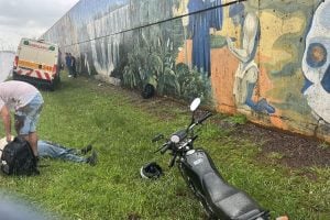 Posadas | Un hombre despistó con su motocicleta en la Costanera y tuvo que ser trasladado al hospital junto a su acompañante imagen-7