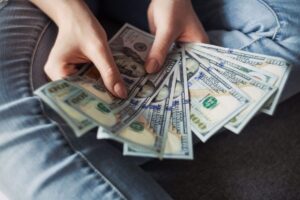 El dólar blue retrocede y queda apenas por encima del oficial imagen-1