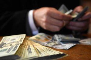 Fuerte baja en el dólar: el oficial, el blue y el MEP retroceden más del 4% imagen-1